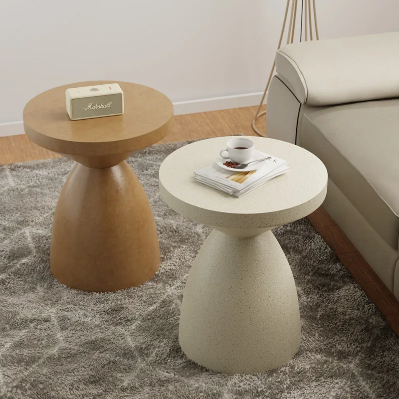 

Сторона в скандинавском стиле, несколько кровати и дивана для завтрака, гостиная, небольшой круглый столик, несколько художественных кафе, кремовая прикроватная тумбочка с ветром