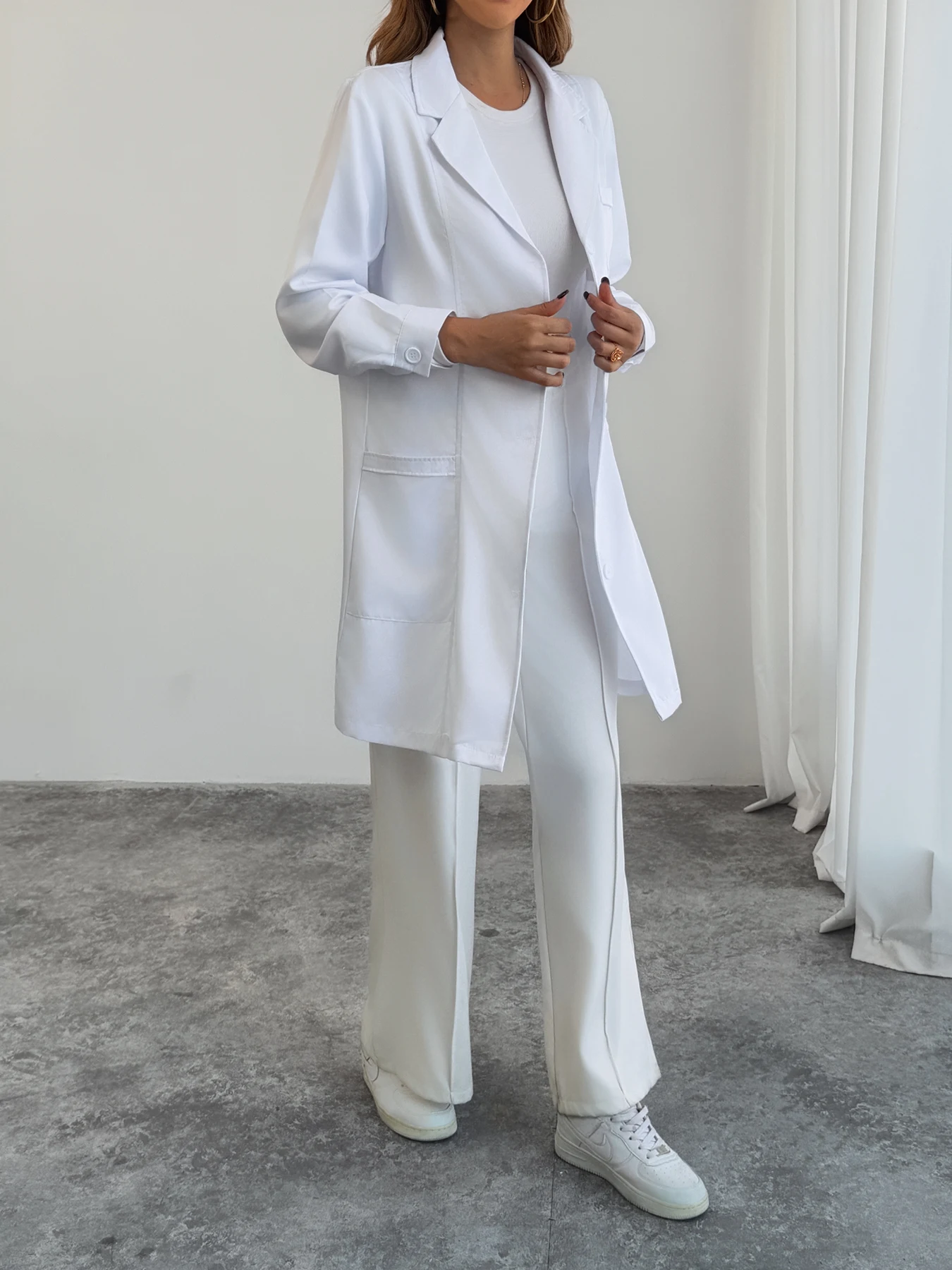 ห้องปฏิบัติการเสื้อผู้หญิงสีทึบปกแขนยาวหลายกระเป๋าสุภาพสตรีโรงพยาบาลคลินิกชุดห้องปฏิบัติการ Coat