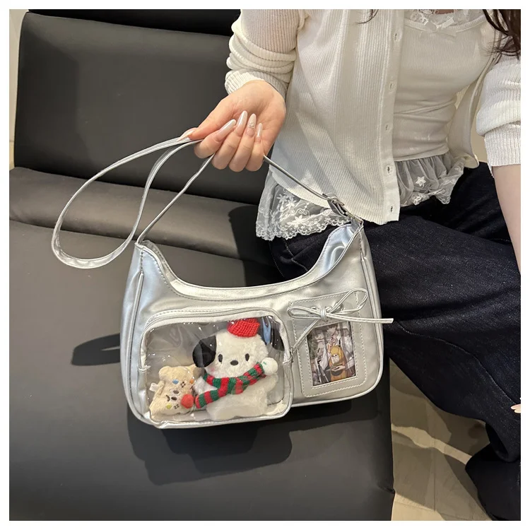 Vintage burgunderrote PU-Schultertasche mit transparenter Seitenfach-Optik, Unterarmtasche, Anime-Motiv-Fanartikel-Aufbewahrungstasche. – Detail 4