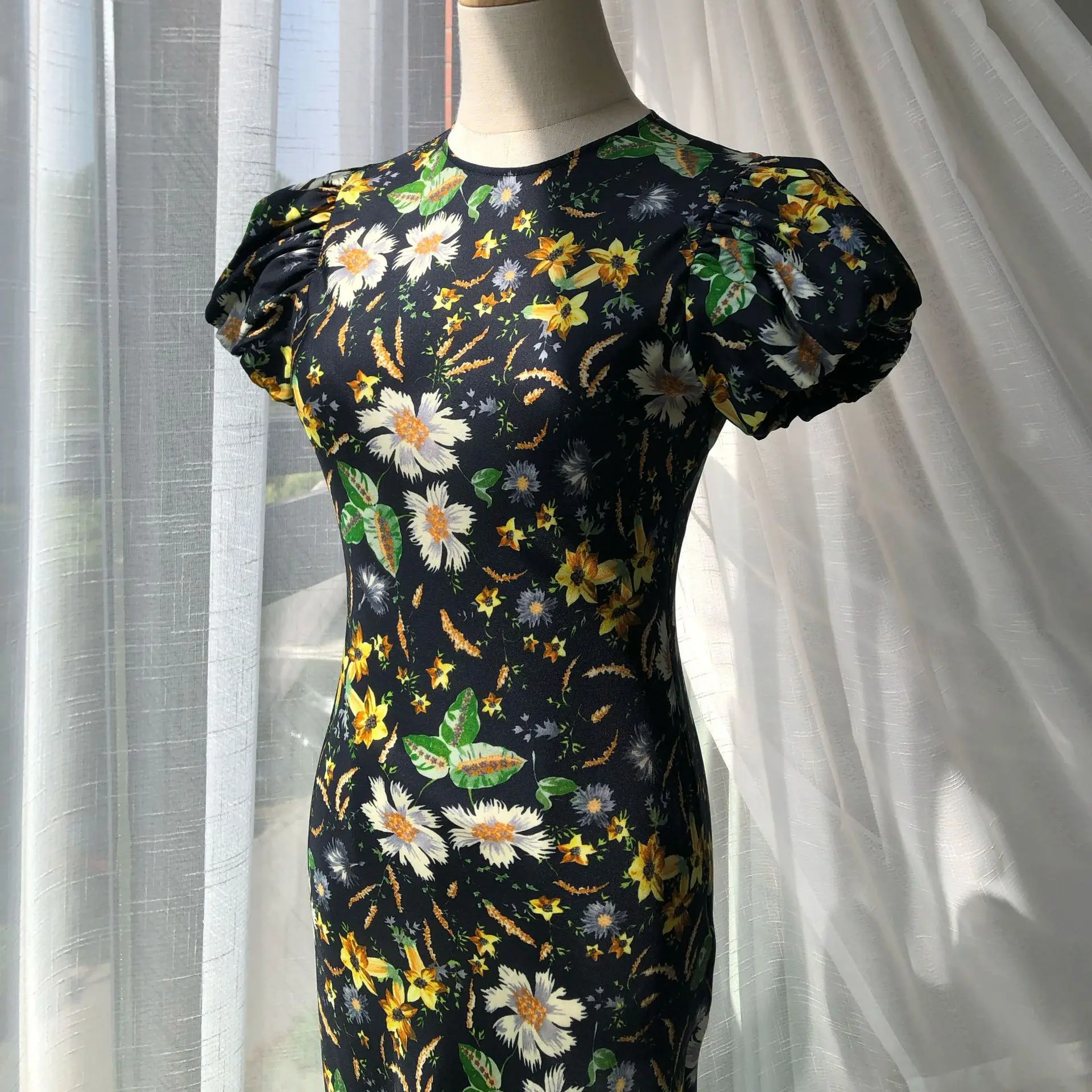 American Retro · Literário e Frio Fundo Preto Floral Oblíquo Manga Bolha Vestido Francês de Manga Curta