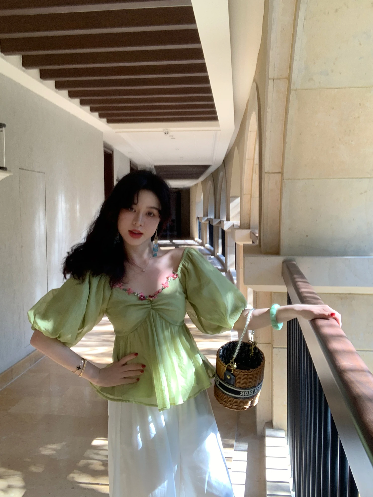 

Французский свитшот свободного кроя из смесового хлопка с вышитым цветочным воротником и квадратным воротником, короткий рукав