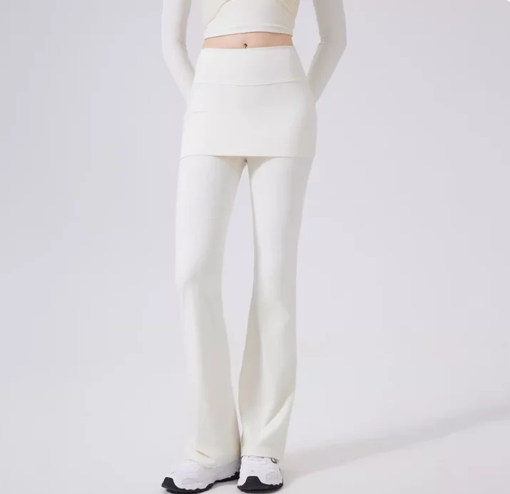 بنطلون رياضي نسائي بخصر مرتفع وتصميم واسع قليلًا مع تنورة تغطي الأرداف، مناسب للجري والرقص والبيلاتس.