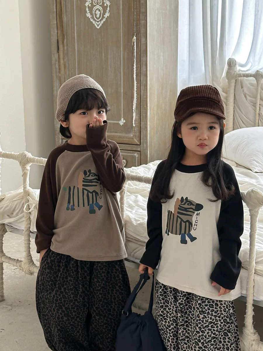 2025 الأطفال الخريف والشتاء جديد طويل الأكمام تي شيرت الفتيان والفتيات الكرتون الكتف كم قاع قميص