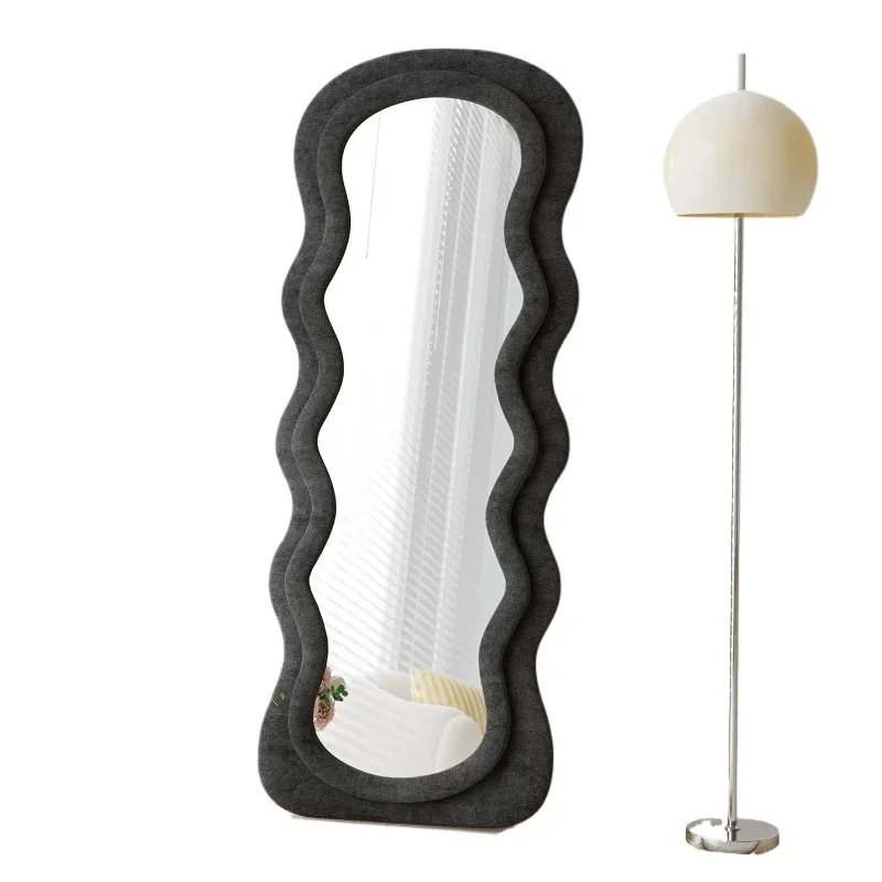 Material aus schwarzem Wellenspiegelglas und Holz