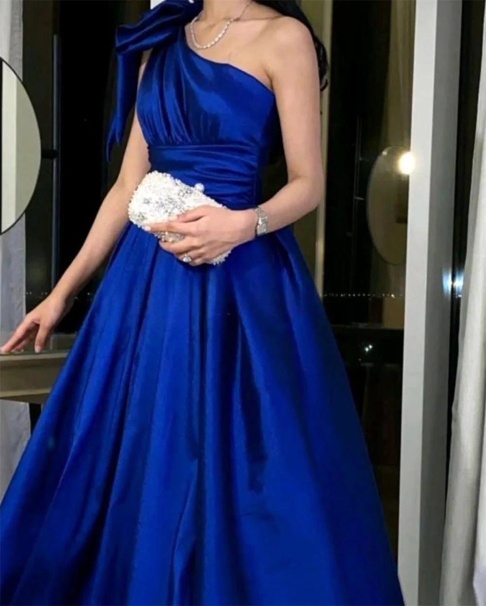 Классические синие атласные платья для выпускного вечера без рукавов на одно плечо по индивидуальному заказу Элегантные платья трапециевидной формы длиной до пола с бантом и рюшами для особых случаев