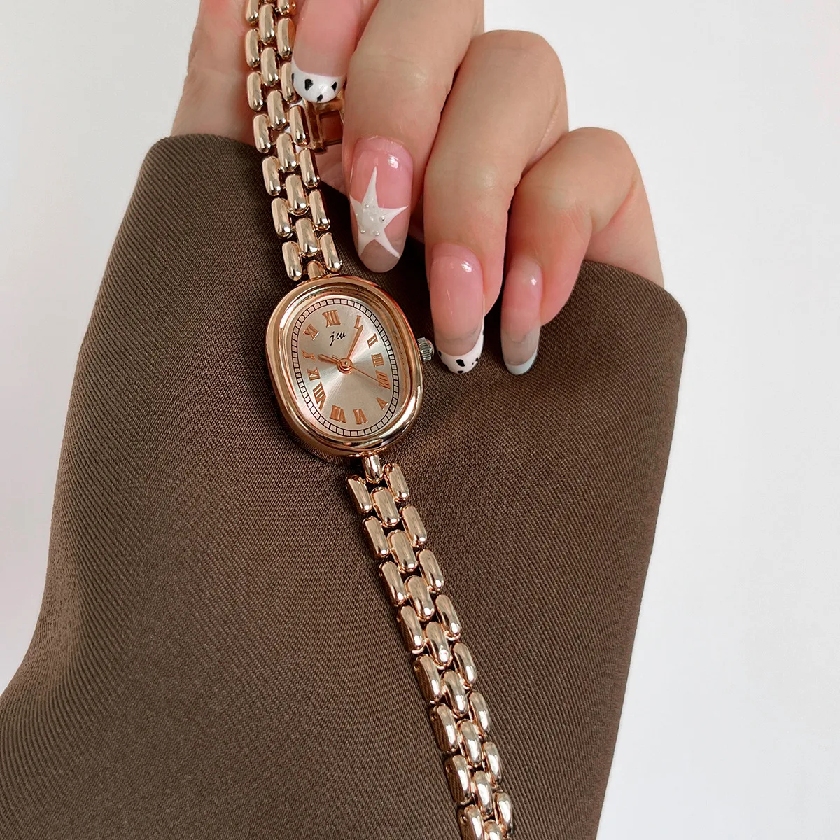 Ladies' Watches: Simple, Niche, High Aesthetic, Artistic, Versatile Oval-Shaped Female Fashionable Quartz Clock Wristwatches image 2
