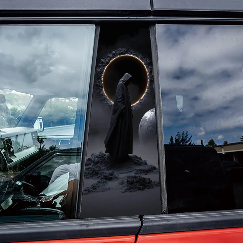

2 штуки автомобильных наклеек на центральные стойки, защитная пленка с изображением фигуры в капюшоне, устойчивые к царапинам наклейки.