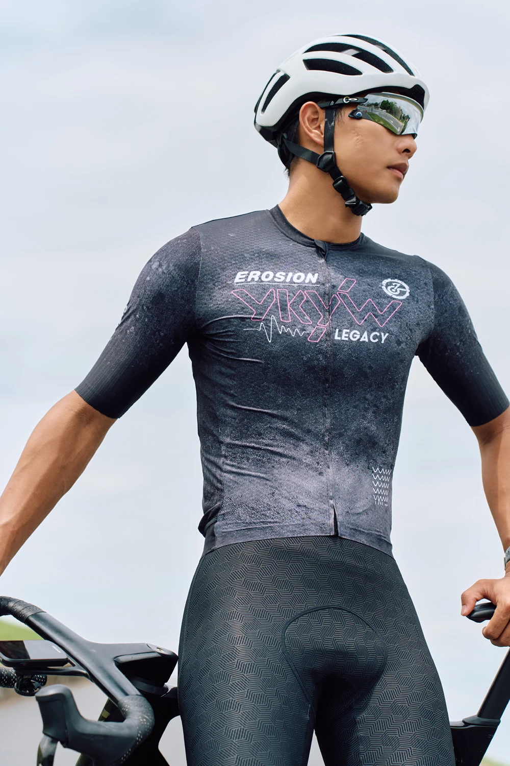 YKYWBIKE Herren 2026 Sommer Kurzarm-Radtrikot Pro Leichtgewichtig Atmungsaktiv Schnelltrocknend Hochelastisch Rennrad MTB Oberteil – Detail 11