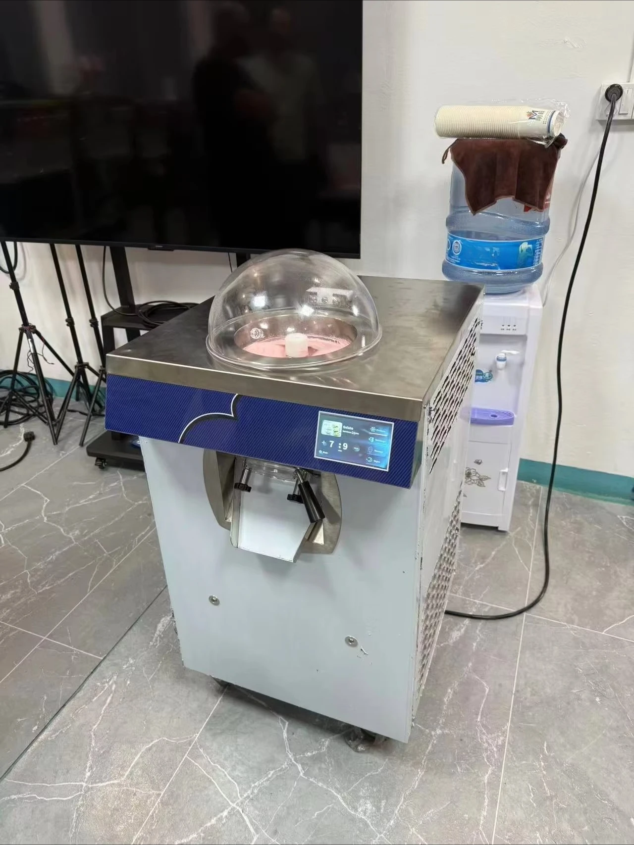 Hot-selling desktop small commercial hard ice cream machine vending machine, suitable for commercial use in coffee shops