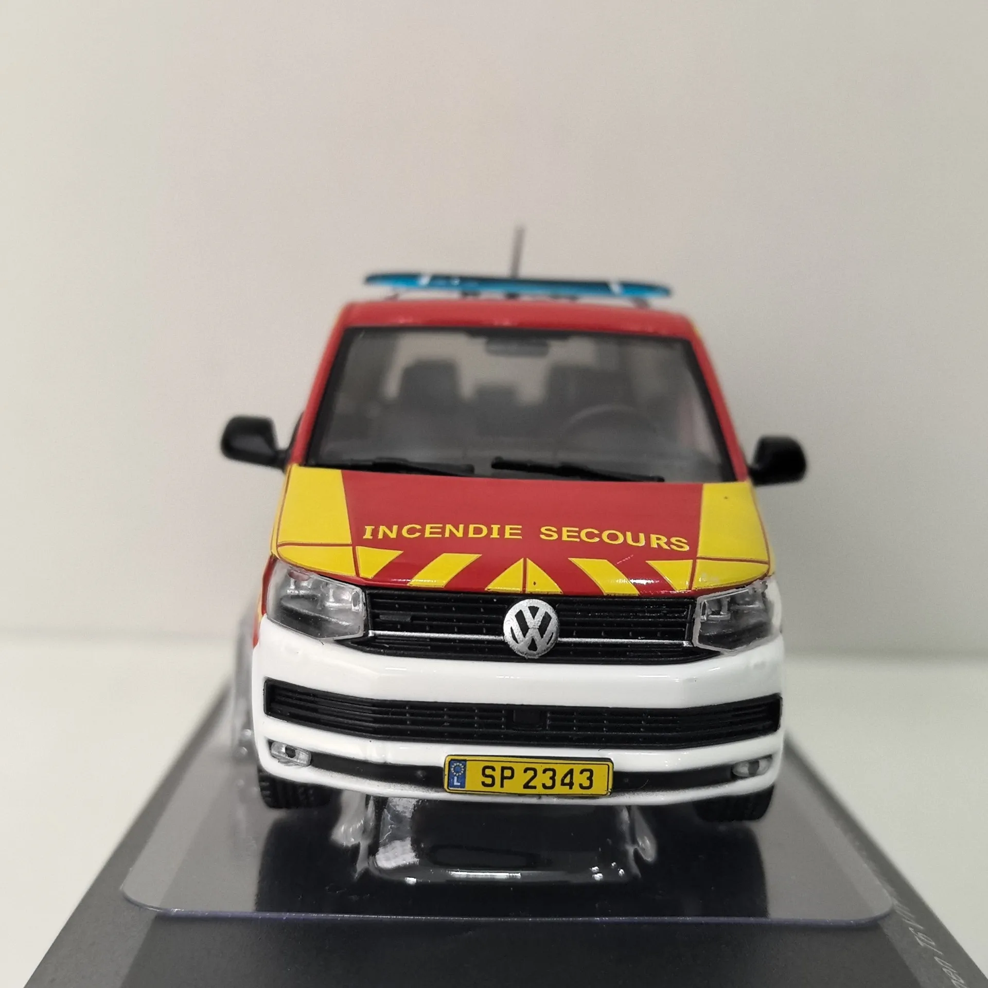 Diecast ODEON 1/43 escala VW T6 VW motor de bomberos coche en miniatura de aleación juguete coleccionable regalo recuerdo adorno de exhibición