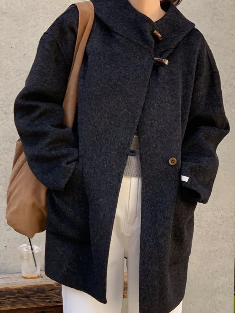 

Шикарное осенне-зимнее женское шерстяное пальто средней длины с роговыми пуговицами, шляпа для колледжа в комплекте, модная верхняя одежда