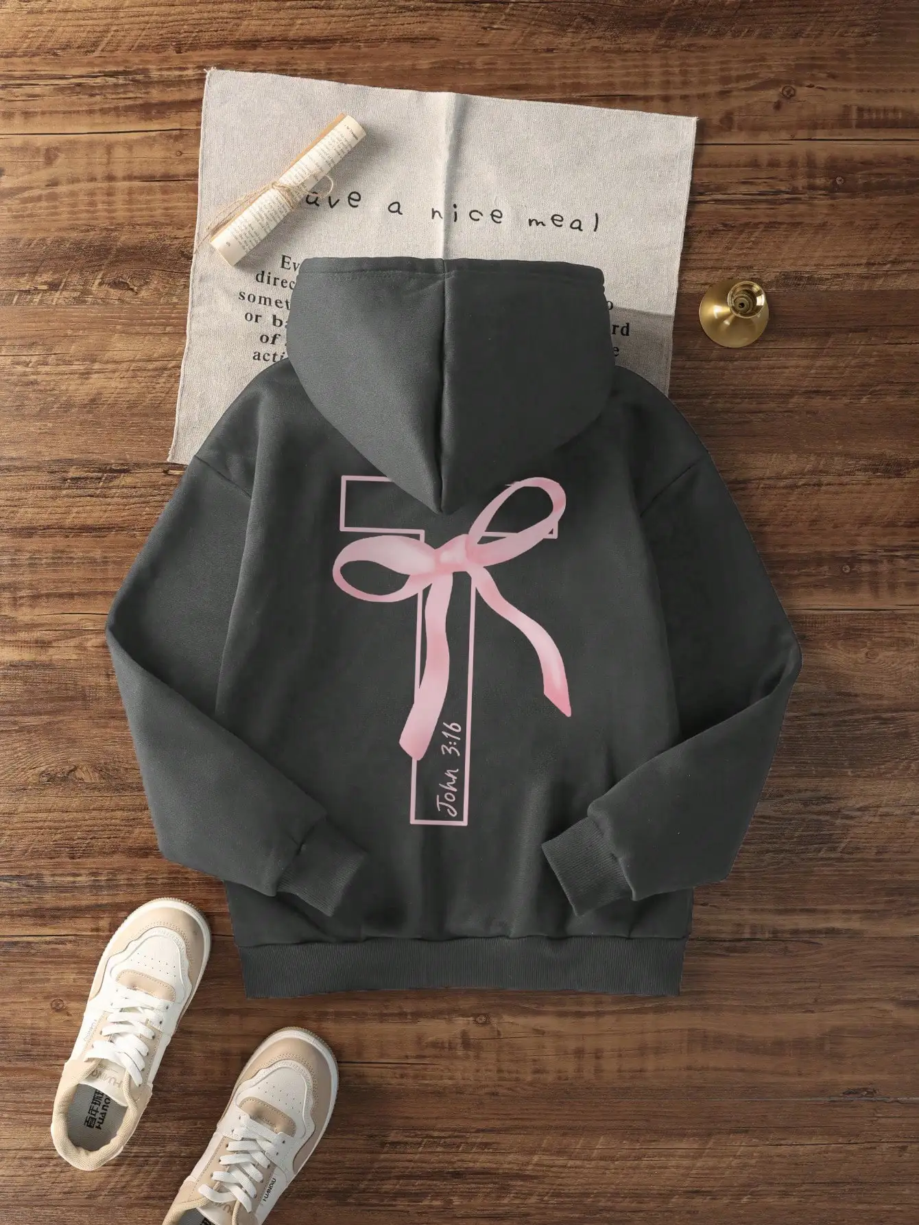 เสื้อฮู้ดทรงหลวมสำหรับผู้หญิง ลายกราฟิกโบว์ไขว้สีชมพู พิมพ์ข้อความจากพระคัมภีร์ยอห์น 3:16 เสื้อสเวตเชิ้ตลำลองสำหรับฤดูหนาว