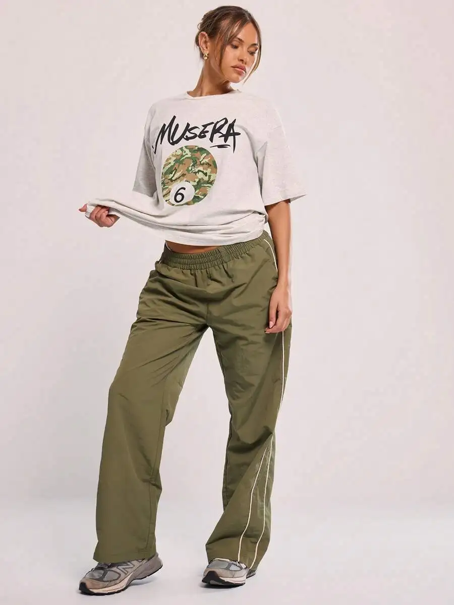 

Оливково-зеленые джоггеры с расклешенными штанинами, контрастной окантовкой, эластичным поясом, свободного кроя