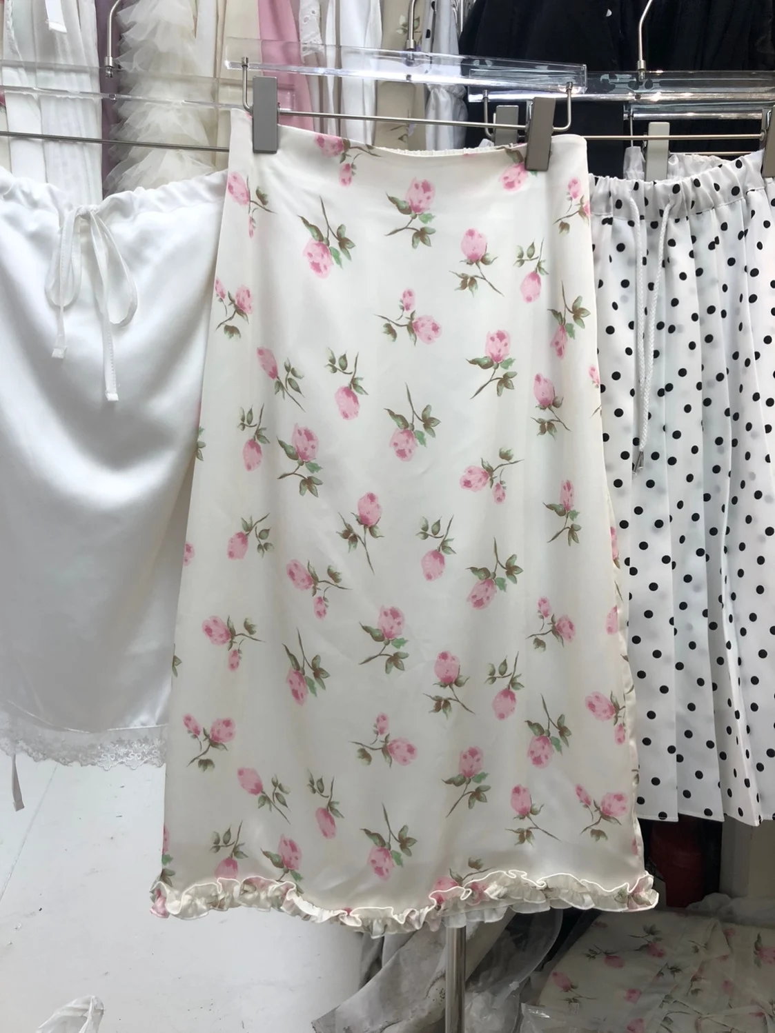 

Юбка Dongda Gate Spring 2026 Ele Floral F с прямым кроем, миди, с оборками, с высокой талией, из полиэфирного волокна