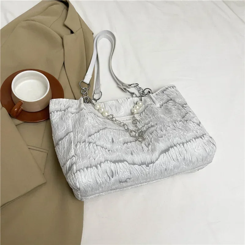 Popular pleated bag, fashionable and simple pearl chain, versatile and large-capacity shoulder tote bag.