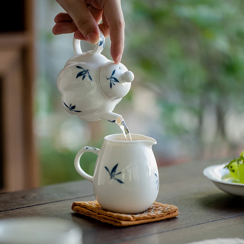 200ml Pure Hand-painted Butterfly Orchid Ceramic Fair Cup Creative Dragon Egg Justice Cup Kung Fu Tea Set Divide Tea Chahai Mugs