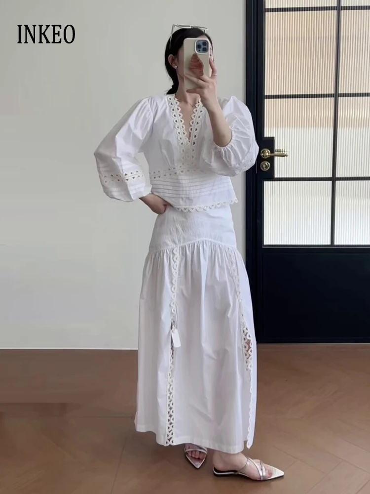 

Пляжный белый комплект из 2 предметов: женский летний топ 2026 с V-образным вырезом, пышными рукавами и кружевными вставками, плиссированная рубашка и юбка миди с разрезом 6D030