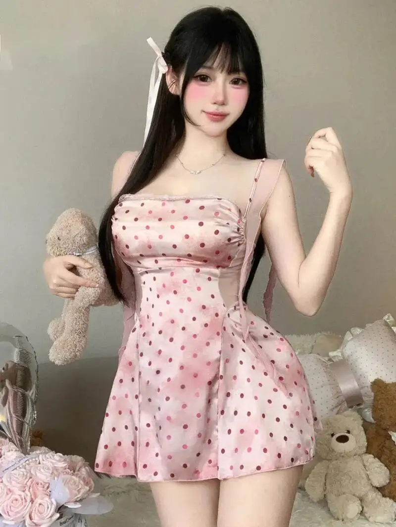 ชุดนอนผ้าไหมน้ำแข็งลายจุดสีชมพูสำหรับผู้หญิง ปี 2025 สายเดี่ยวหวานและทันสมัย ชุดนอนรัดเอว คอปกพับ รุ่น YB8