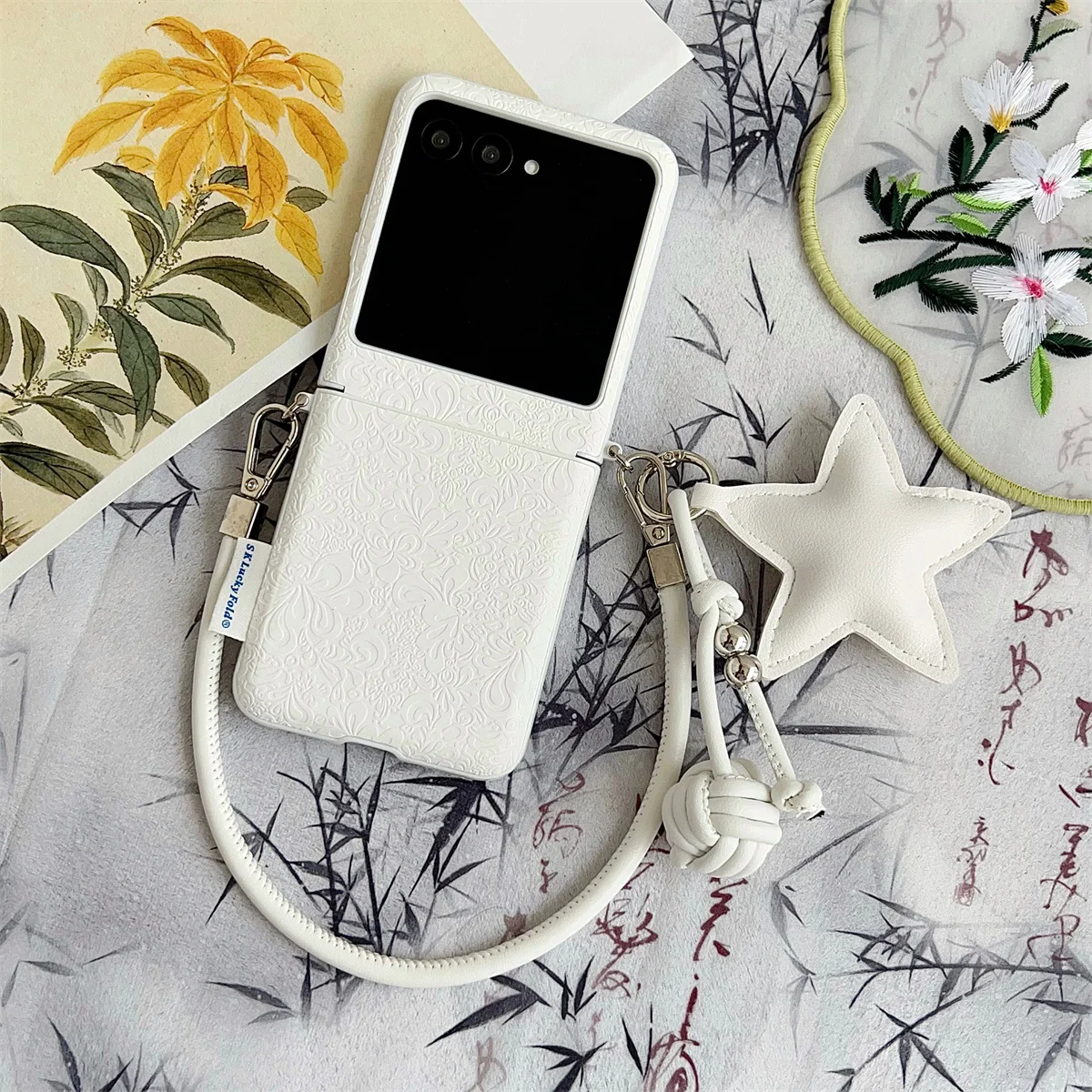 Magnetische Handyhülle mit Retro-Blumenmuster und Lederseil für Motorola Razr 60 Ultra Razr 50 Ultra 2025, Scharnier-Schutzhülle
