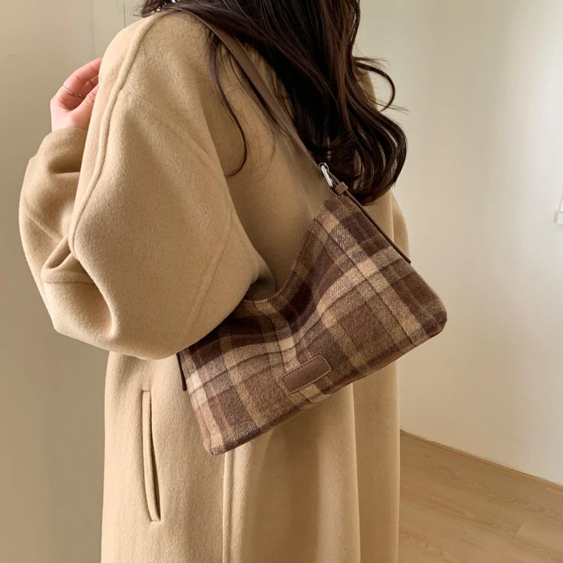 

Women's Handbag Made of Fine Leather Featuring Trendy Paris Daily Modern Look