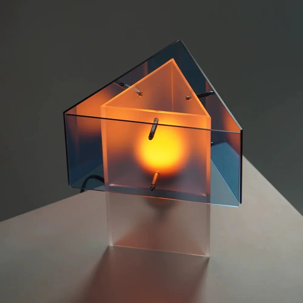 Moderne minimalistische creatieve geometrische driehoekige nachtlamp slaapkamer woonkamer creatieve transparante acryl decoratieve tafellamp