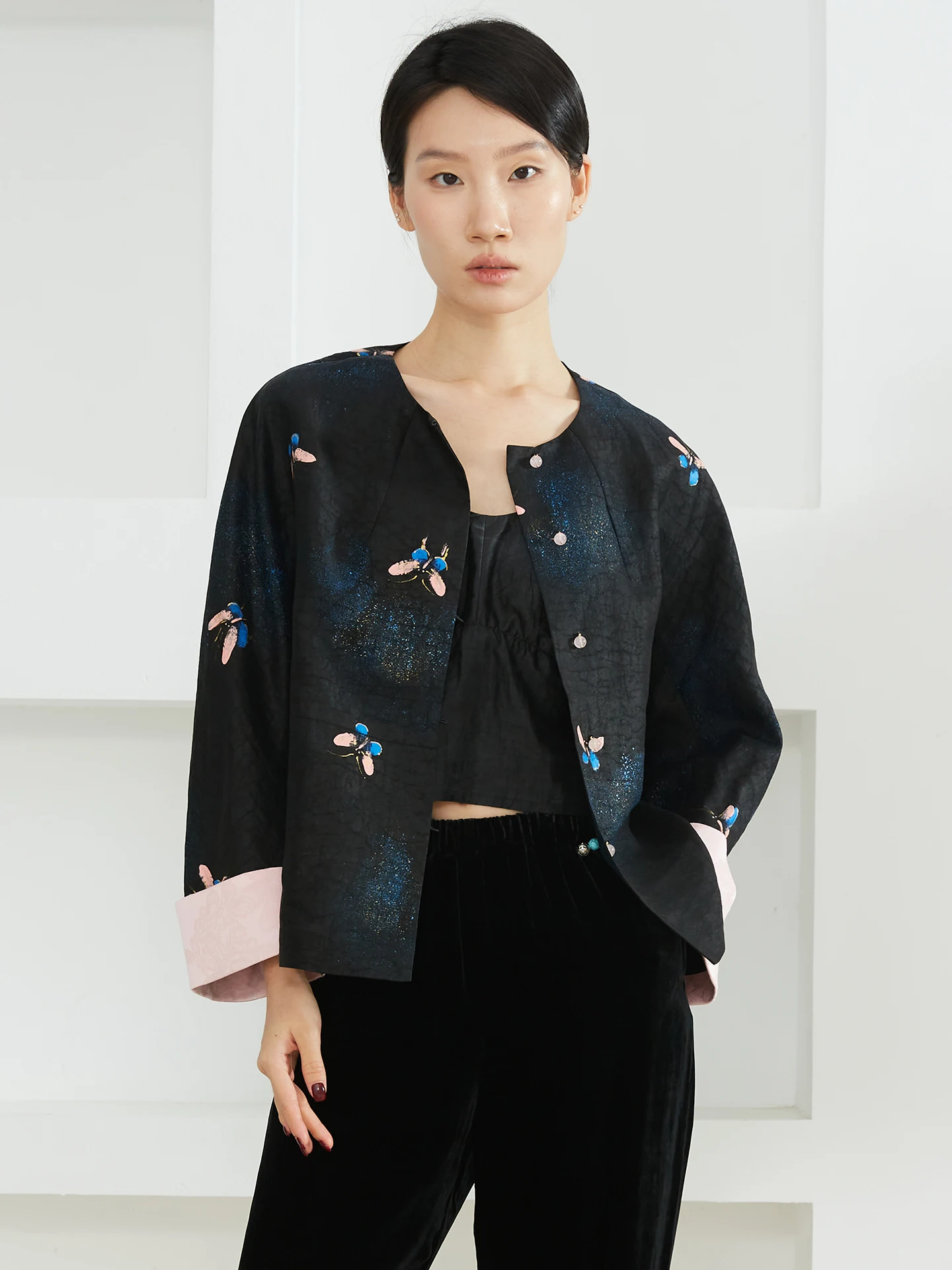 

Ручная роспись, новый китайский шелковый костюм Jaet Xiangyun Silk Worm Silk Традиционная вышивка Long Sve Женская верхняя одежда...