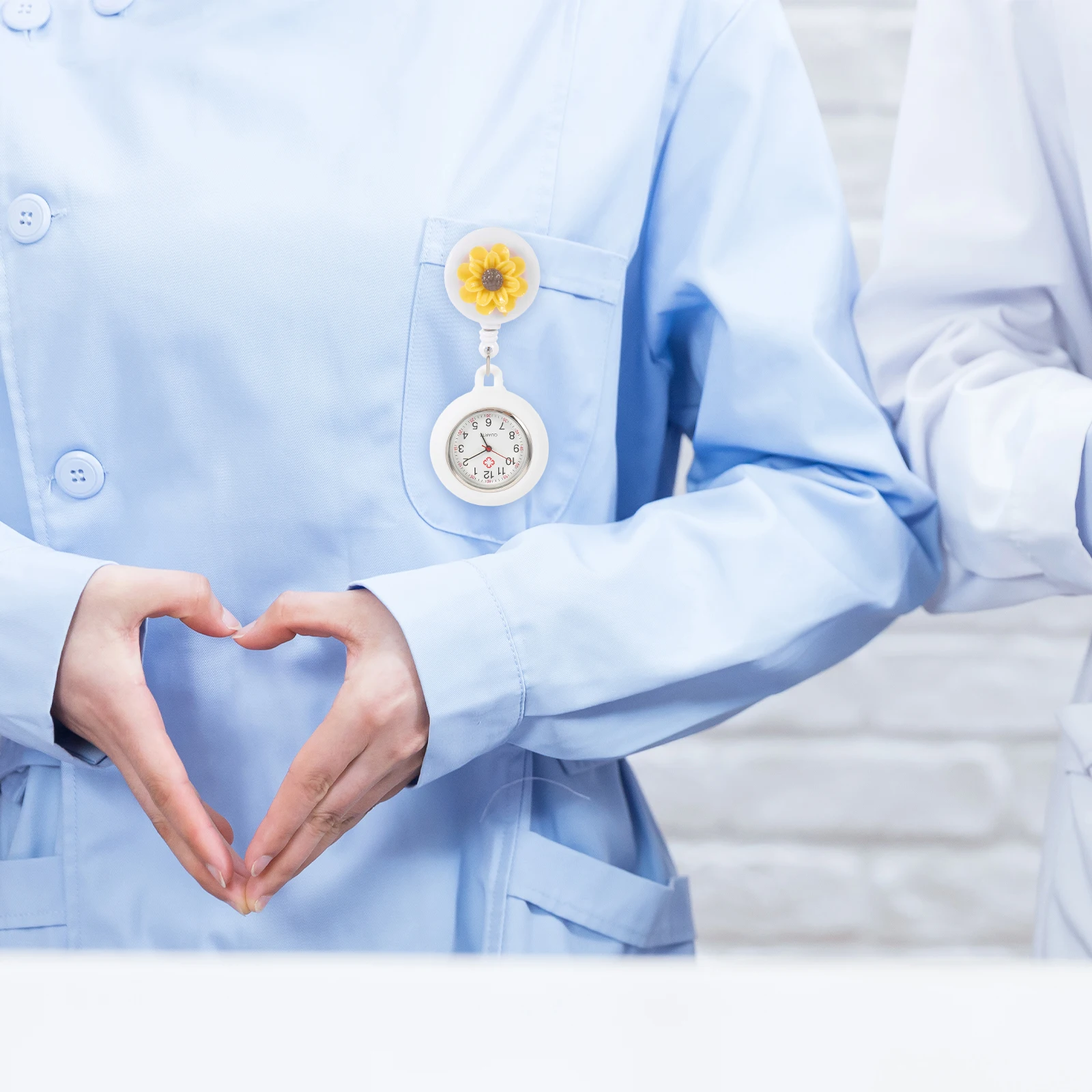 

Adorable Retractable Nurse Watch Clip On Flower Decor Medical Pocket Watch Portable Lightweight Durable Silicone Covered Doctor
