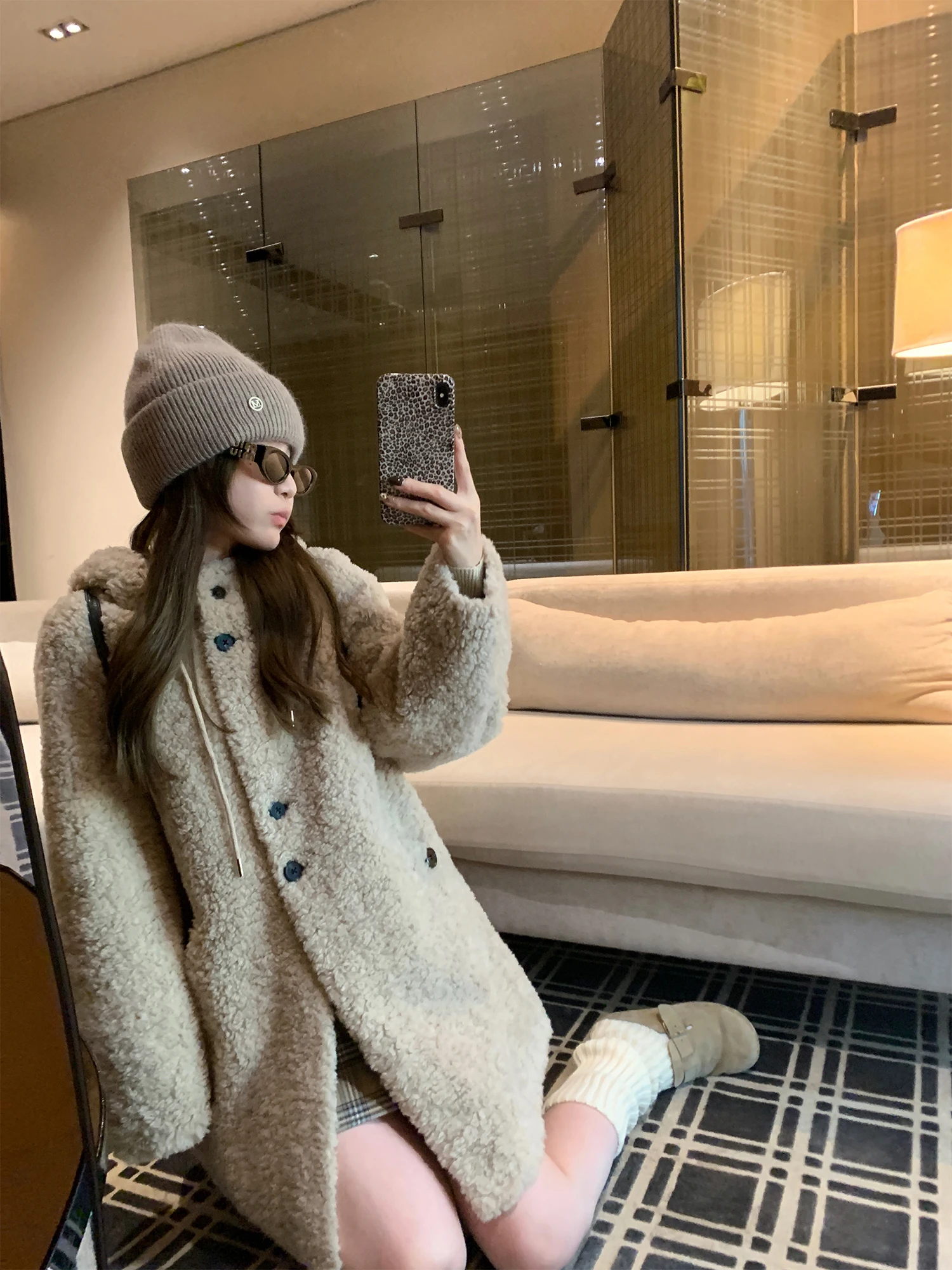 

Корейское женское пальто средней длины из овчины с капюшоном, имитацией меха и кожи, свободного кроя, с отделкой из меха бурого медведя