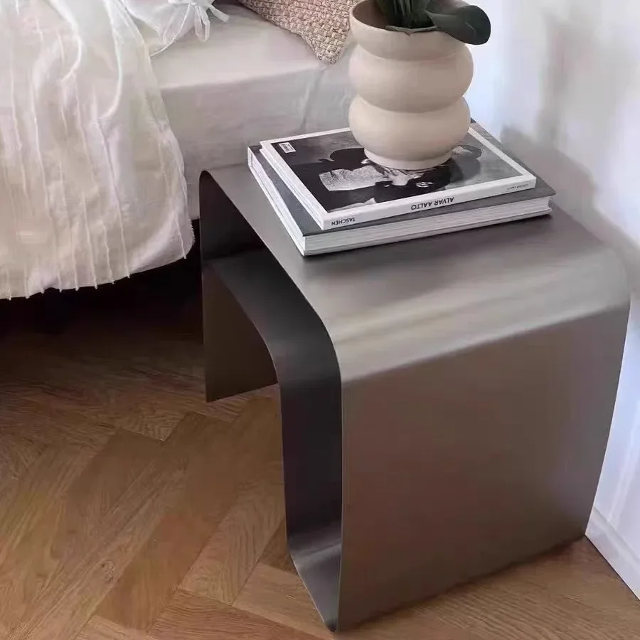 أريكة بسيطة حديثة من الفولاذ المقاوم للصدأ، جانب صغير، عدد قليل من زاوية تخزين بجانب السرير لغرفة المعيشة، وعدد قليل من الرفوف