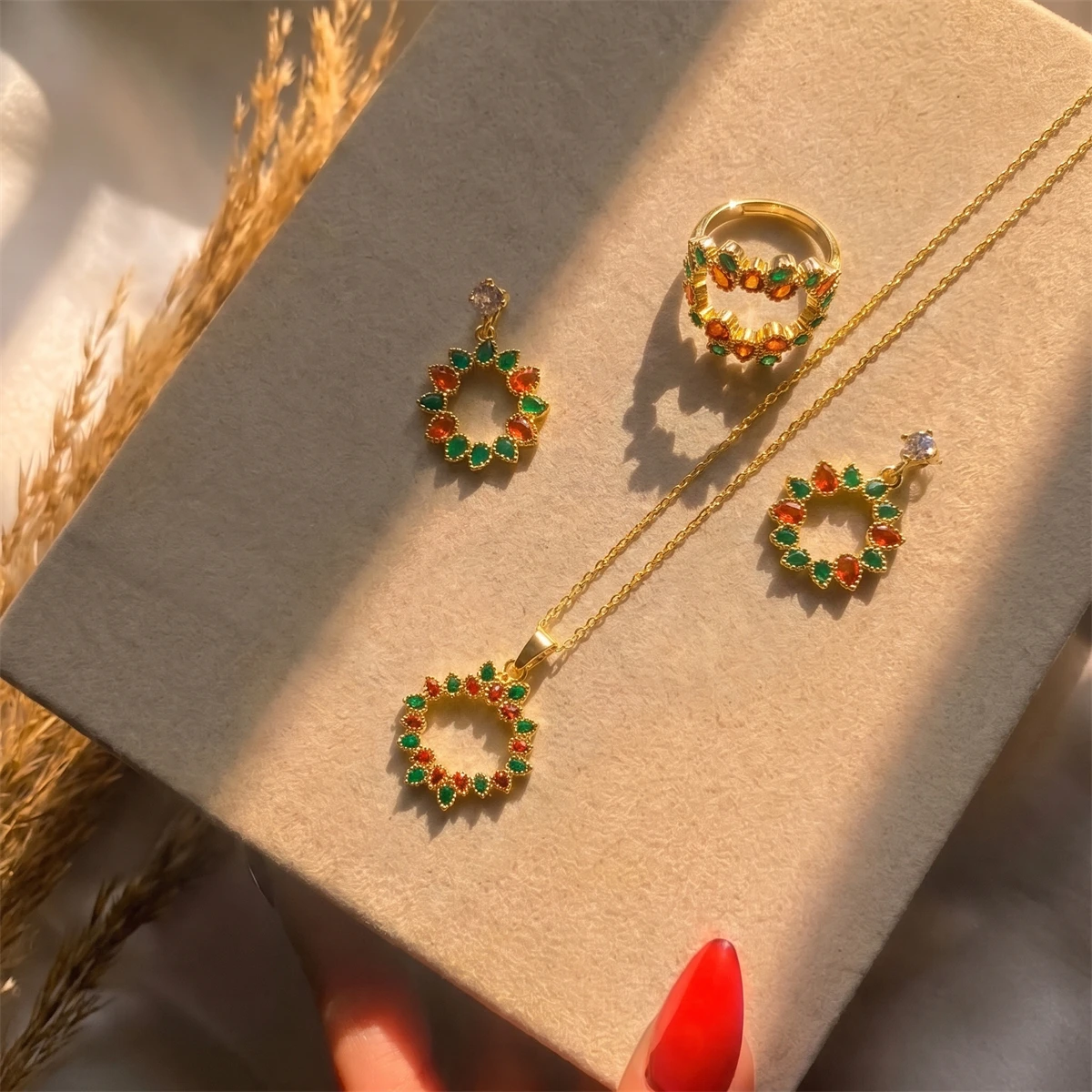 Vergoldetes Set mit Halskette, Ohrringen und Ring mit Zirkonia-Blumenkranz für Damen, Zierliches CZ-Messing-Schmuckset, Party- und Hochzeitsgeschenk – Detail 11