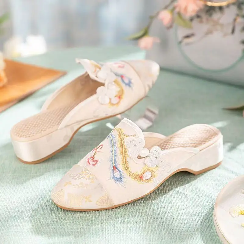 

Woman's Summer New Baotou Embroidered slippers Low Heel Non Slip Lightweight Home Slippers Ethnic style Outdoor Hanfu Slippers