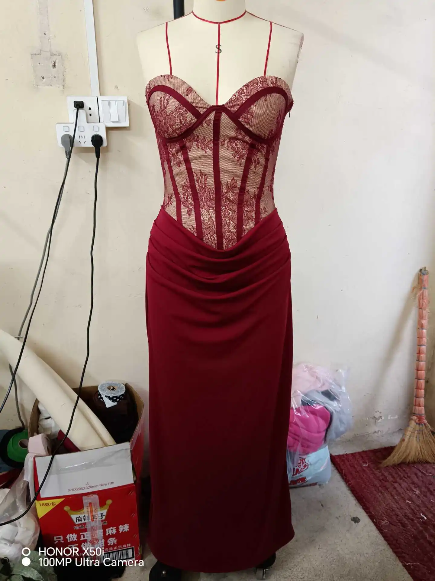Trägerloses Spitzenkorsett-Maxikleid im Meerjungfrauenstil für Damen, drapiertes formelles Abendkleid für Partys – Detail 12