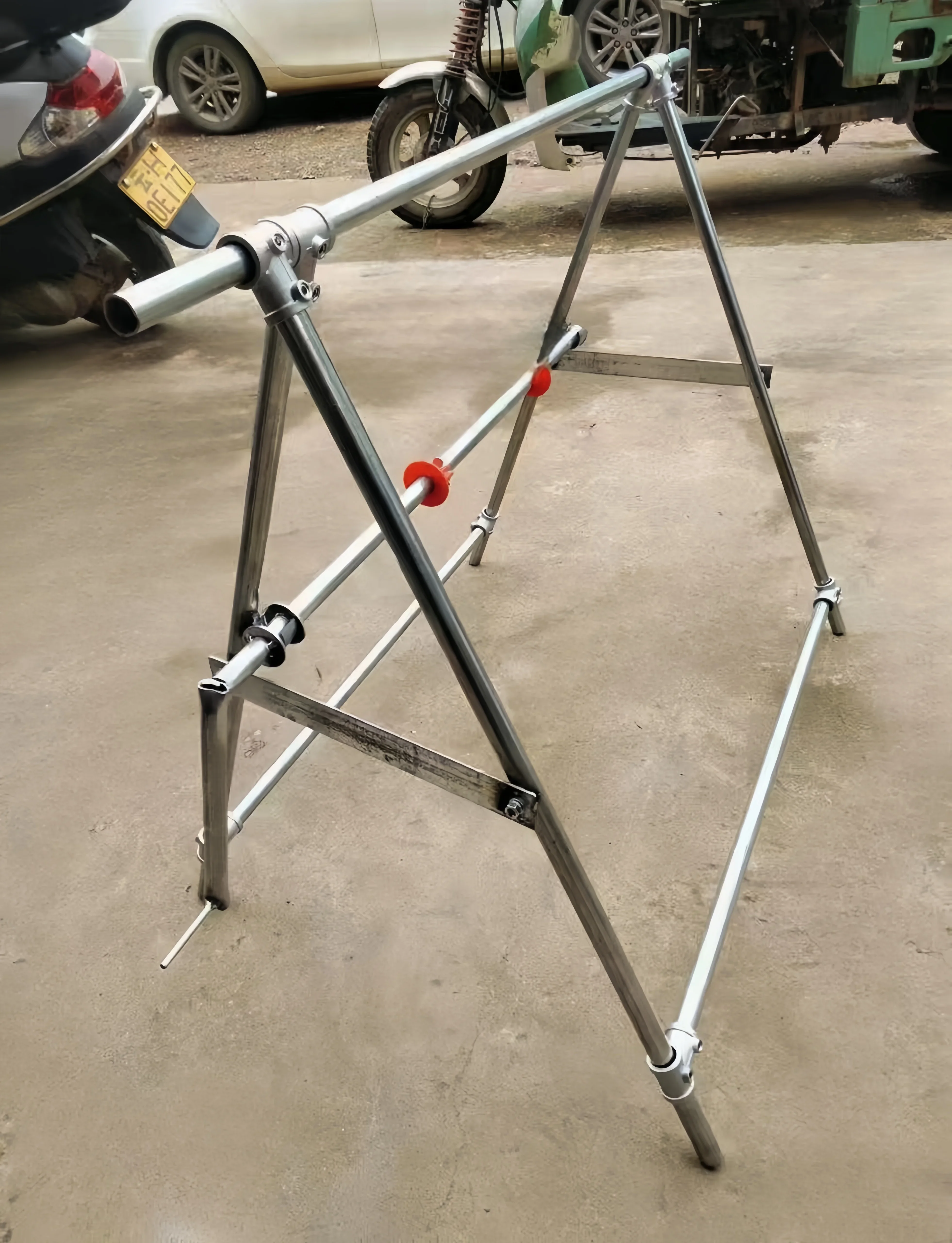 Drip irrigation tape rewinding tool pulling shelf