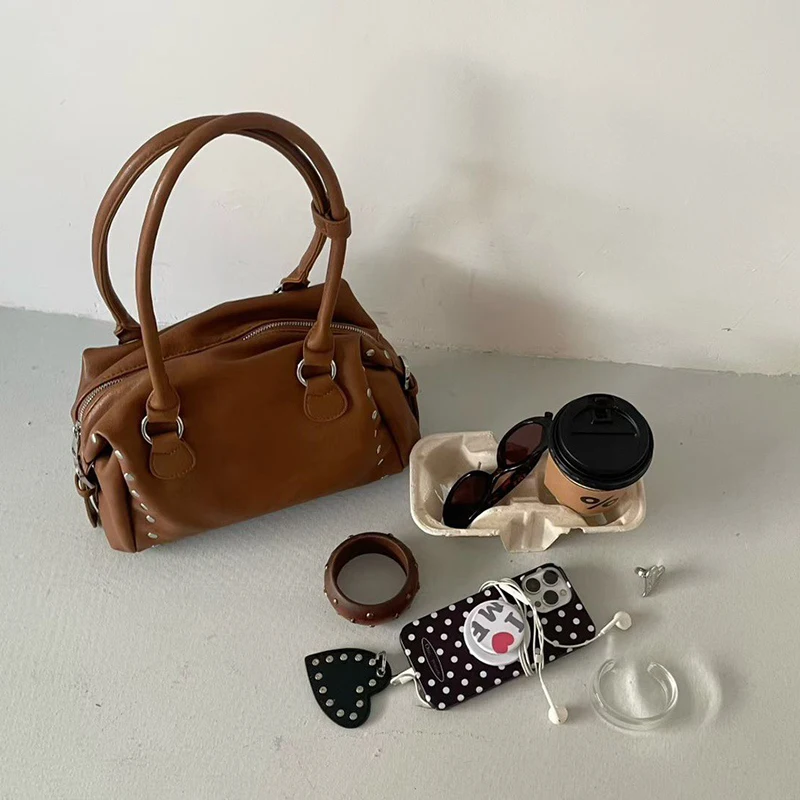 Handtasche im Punk-Metal-Stil mit Nieten, weiche PU-Umhängetasche im Y2K-Stil für Mädchen, einfarbige, modische Umhängetasche für Damen, ideal für die Arbeit und den täglichen Gebrauch. – Detail 4