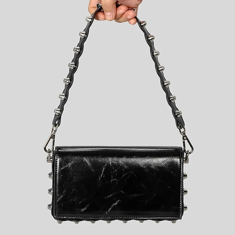 

Маленькая квадратная сумка для мотоцикла и велосипеда для женщин, роскошная дизайнерская сумка-кошелек, новинка 2023 года, с индивидуальными заклепками, через плечо