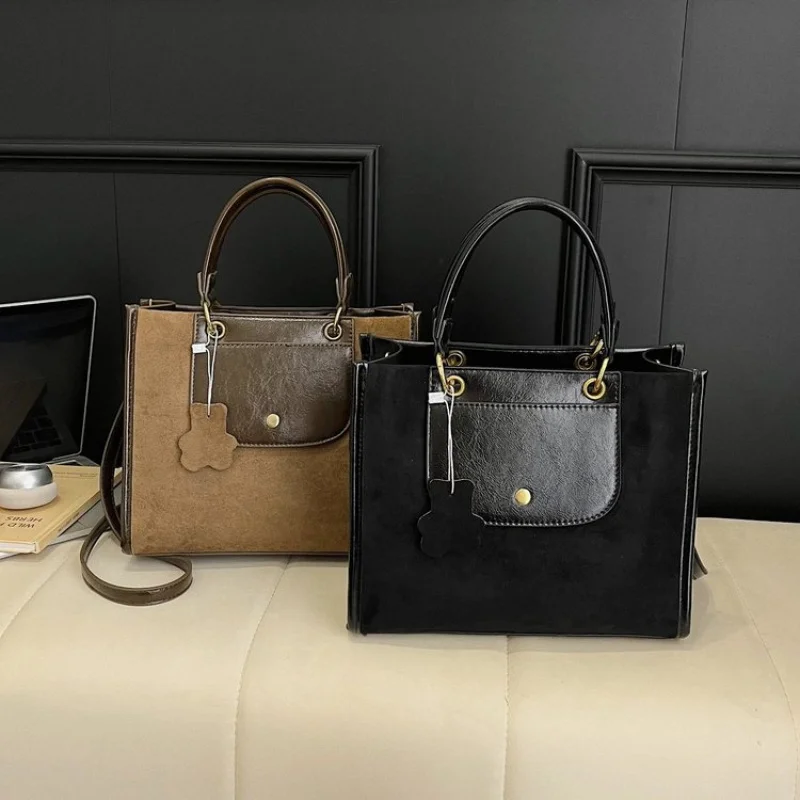 

Elegant Women's Messenger Bag With Crossbody Strap Multiple Pockets For Organization And A Stylish Casual Look