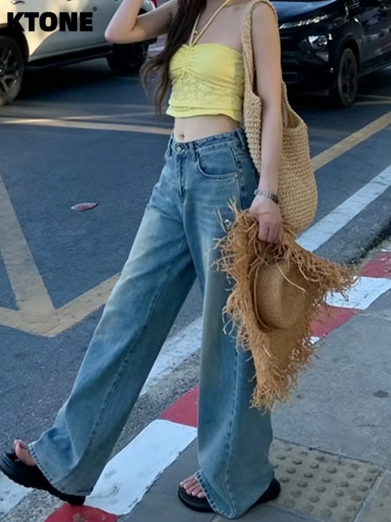 

Унисекс джинсы синие свободного кроя в стиле стритвир для свиданий. Оригинальные, без аксессуаров и ремней.