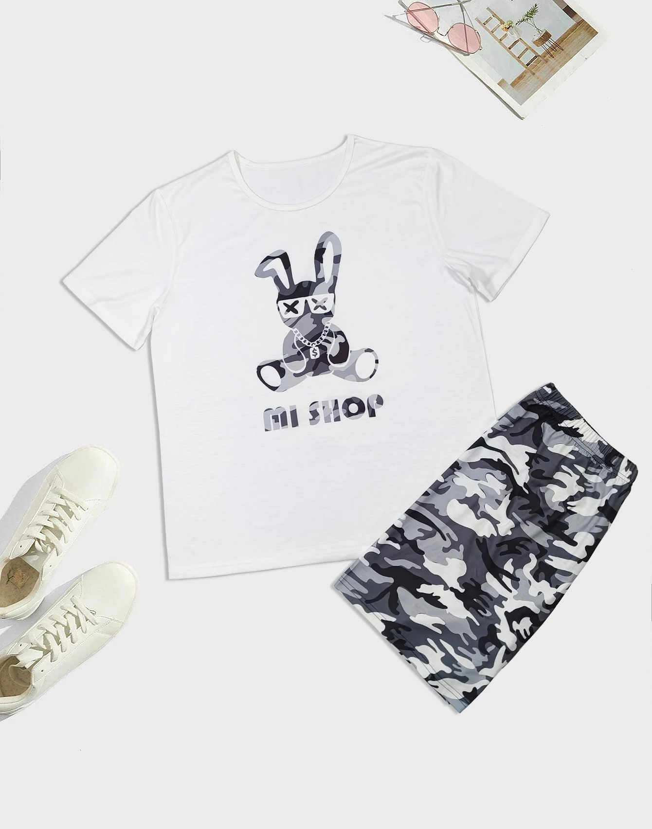 Men\'s casual pajamas fashionable home clothing rabbit printed T-shirt and camouflage printed shorts two-piece set