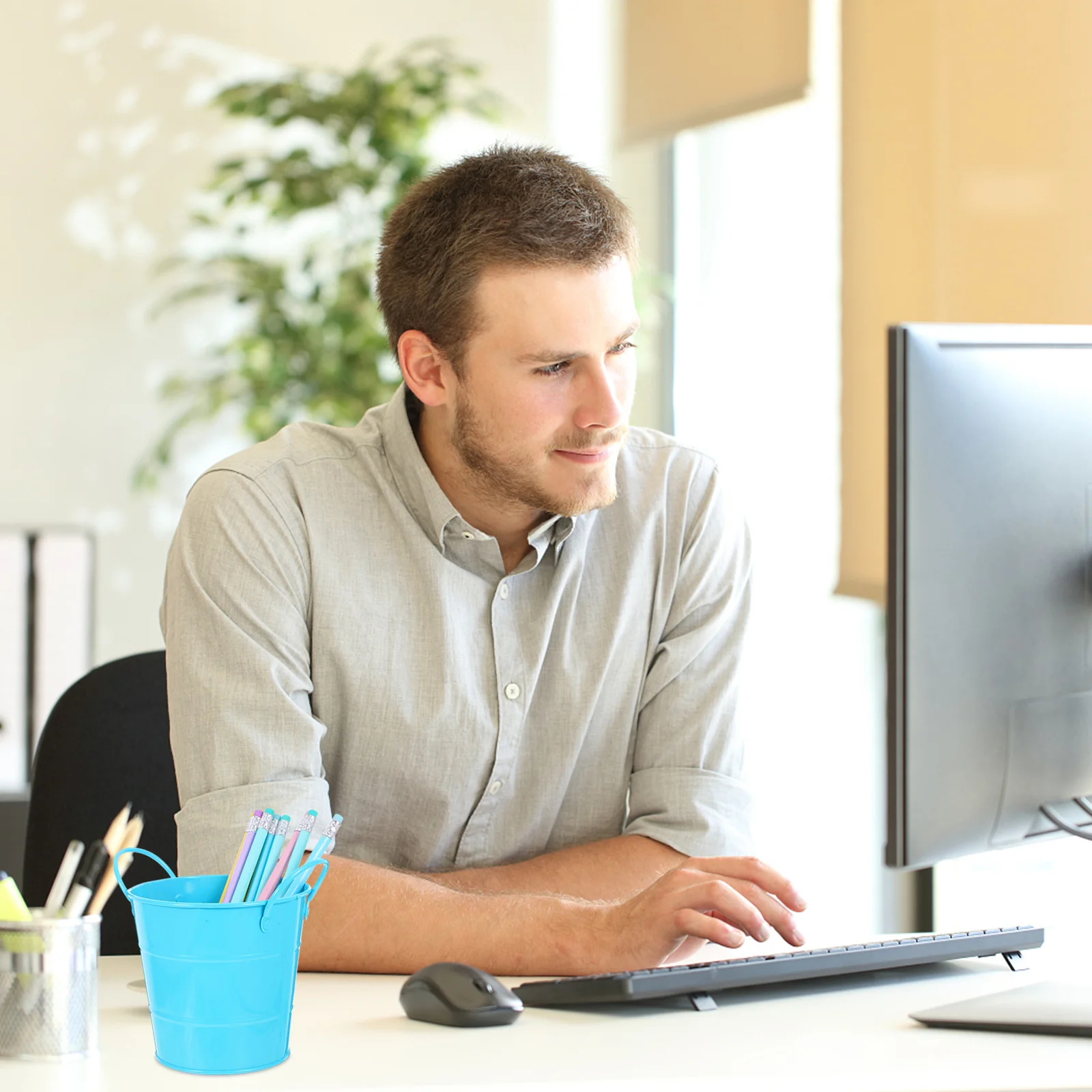 Sleek Metal Pen Holder Desk Organizer Multipurpose Pencil Cup Container for Office School Home Accessories Storage Decor