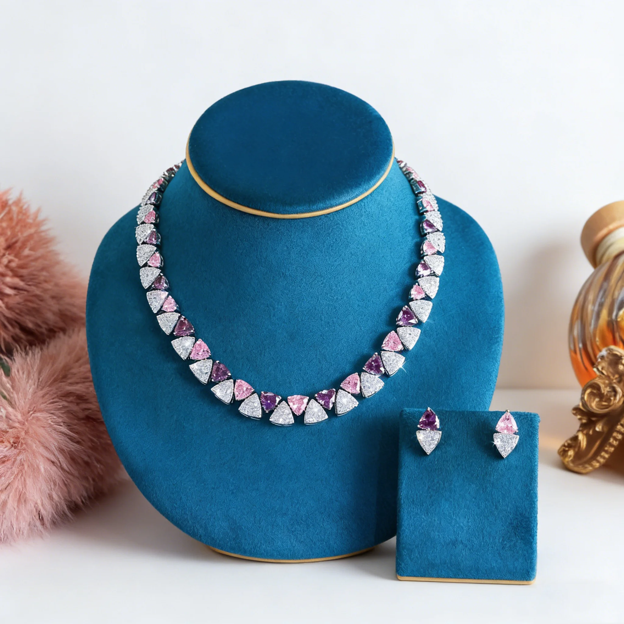 

Роскошный свадебный комплект украшений Pera - прозрачно-фиолетово-розовое треугольное колье-чокер и серьги с кубическим цирконием для женщин J067