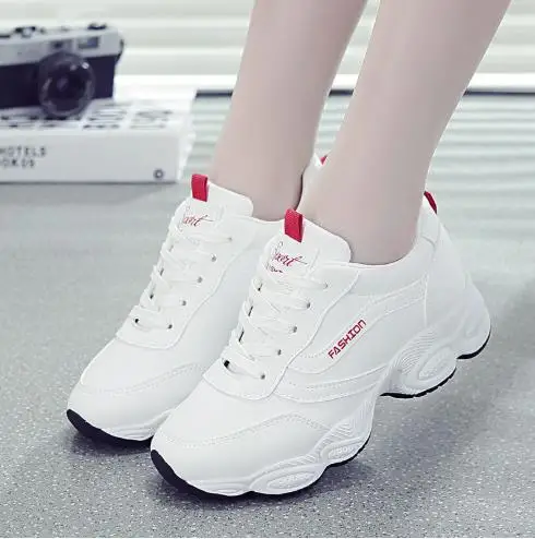 2025 New Spring and Autumn White Sneakers with Thick Soles and Leather Surfaces Are Versatile and Casual Dad Shoes