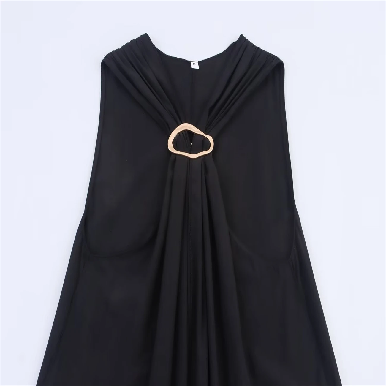 قميص نسائي كاجوال هالتر مع بروش وياقة عنق موضة 2025 تصميم جديد