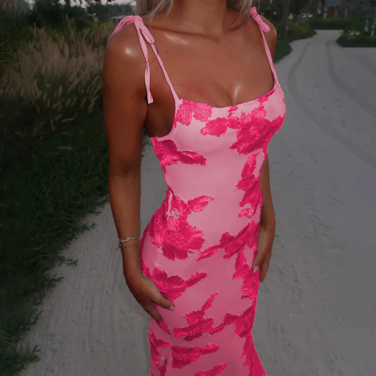 Abito da donna lungo estivo con ricamo in tinta unita di lusso, abito da spiaggia con stampa floreale, taglio basso, senza maniche