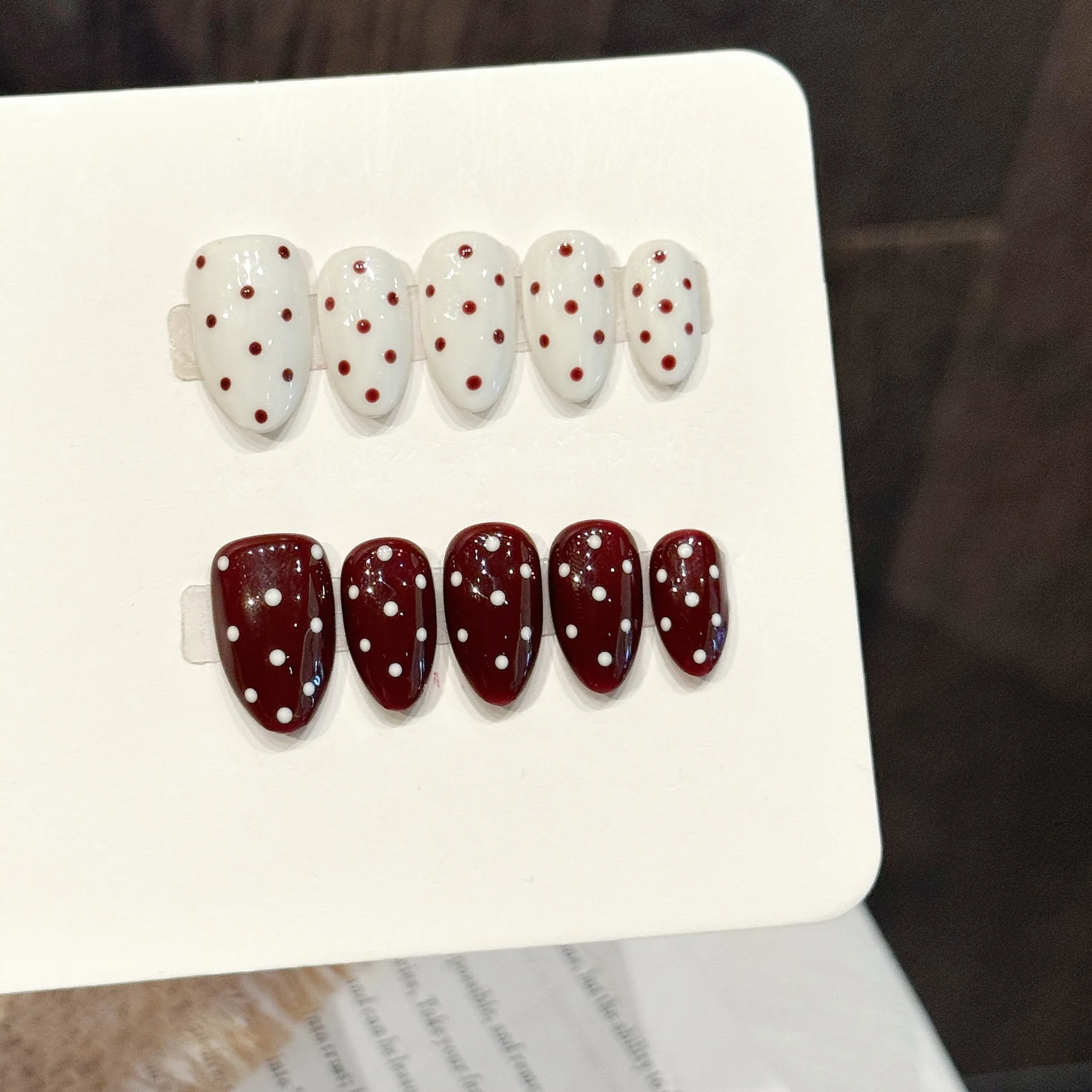 10PCS Almond Handmade Press On Nails,Red And White Contrast Color Sweet Style,Suitable For Festivals Parties And Daily Wear.