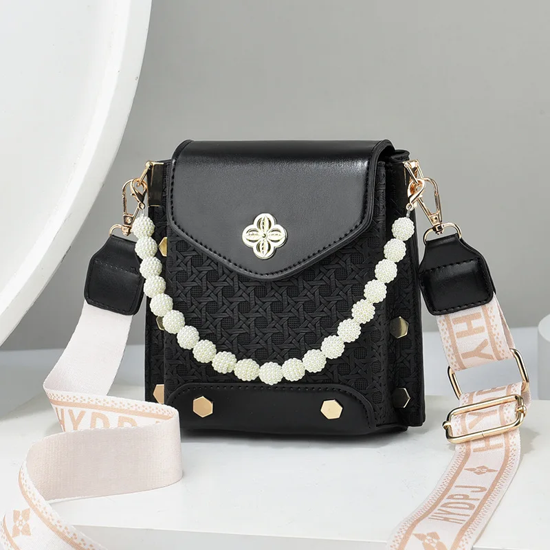 

Women's Bag 2025 New Trendy Mobile Phone Bag Fashion Texture Shoulder Bag Versatile and Stylish Pearl Chain Small Square Bag