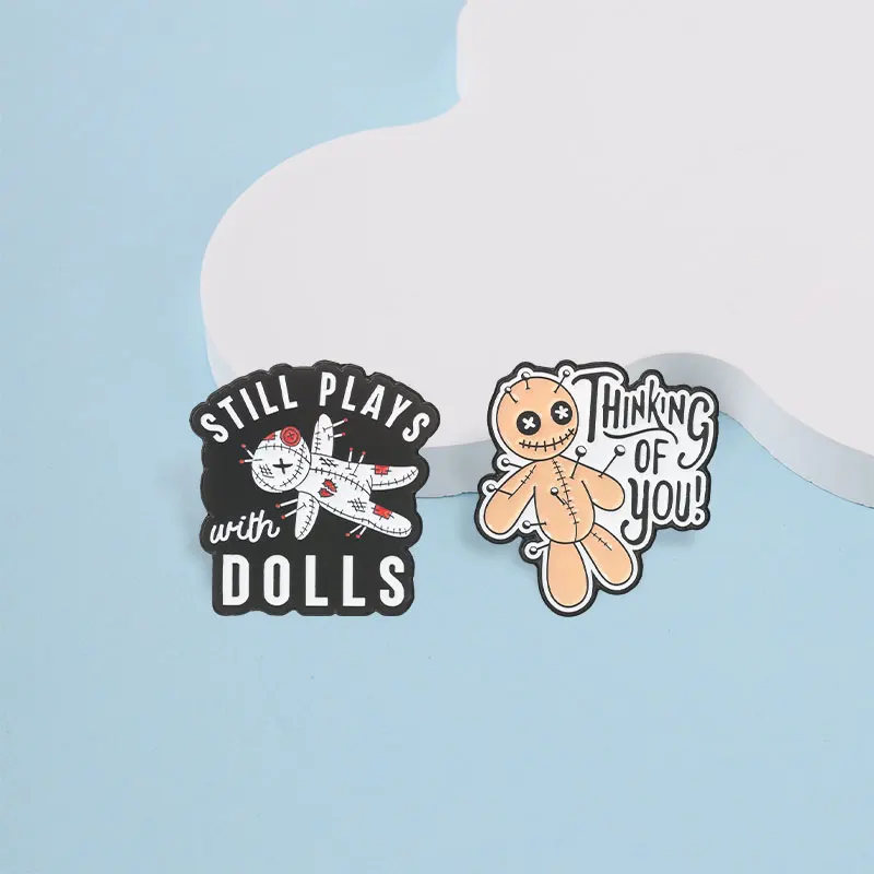 �Noch immer mit Puppen spielen“ – Voodoo-Puppe, sarkastisches Sprichwort, Emaille-Abzeichen, Metall-Anstecknadel, Brosche für Jeans, Reversdekor, Geschenk für Freunde. – Detail 5