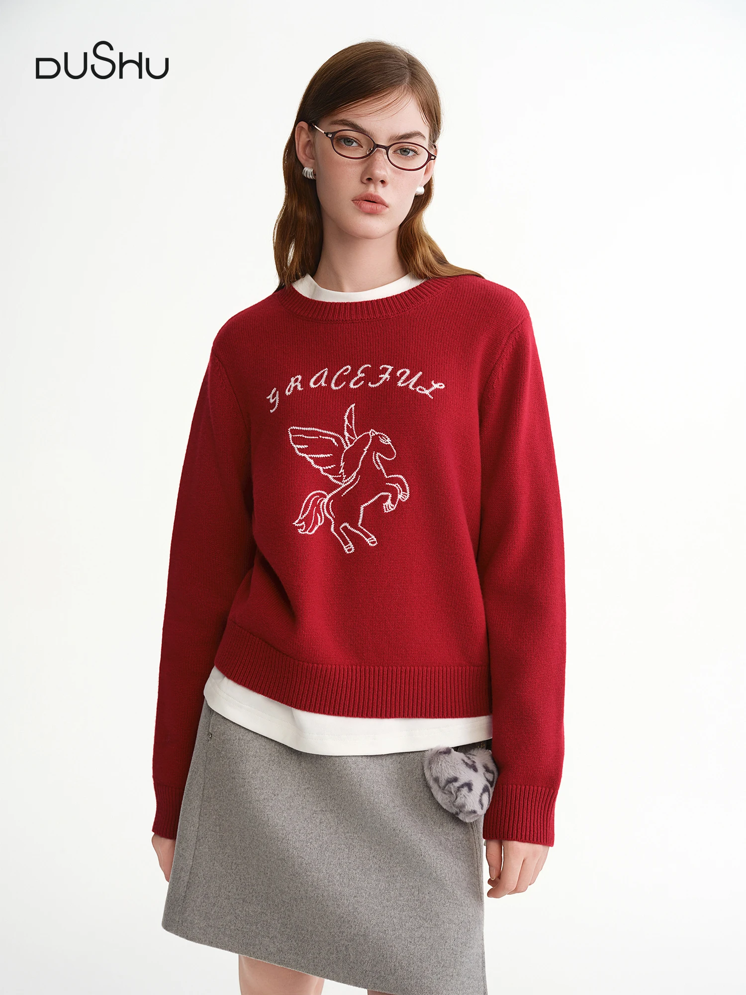 

DUSHU【Милый рождественский】 Lucky Horse, зима 2025, уютный шерстяной красный вязаный свитер с внутренней вышивкой, свободные топы с круглым вырезом