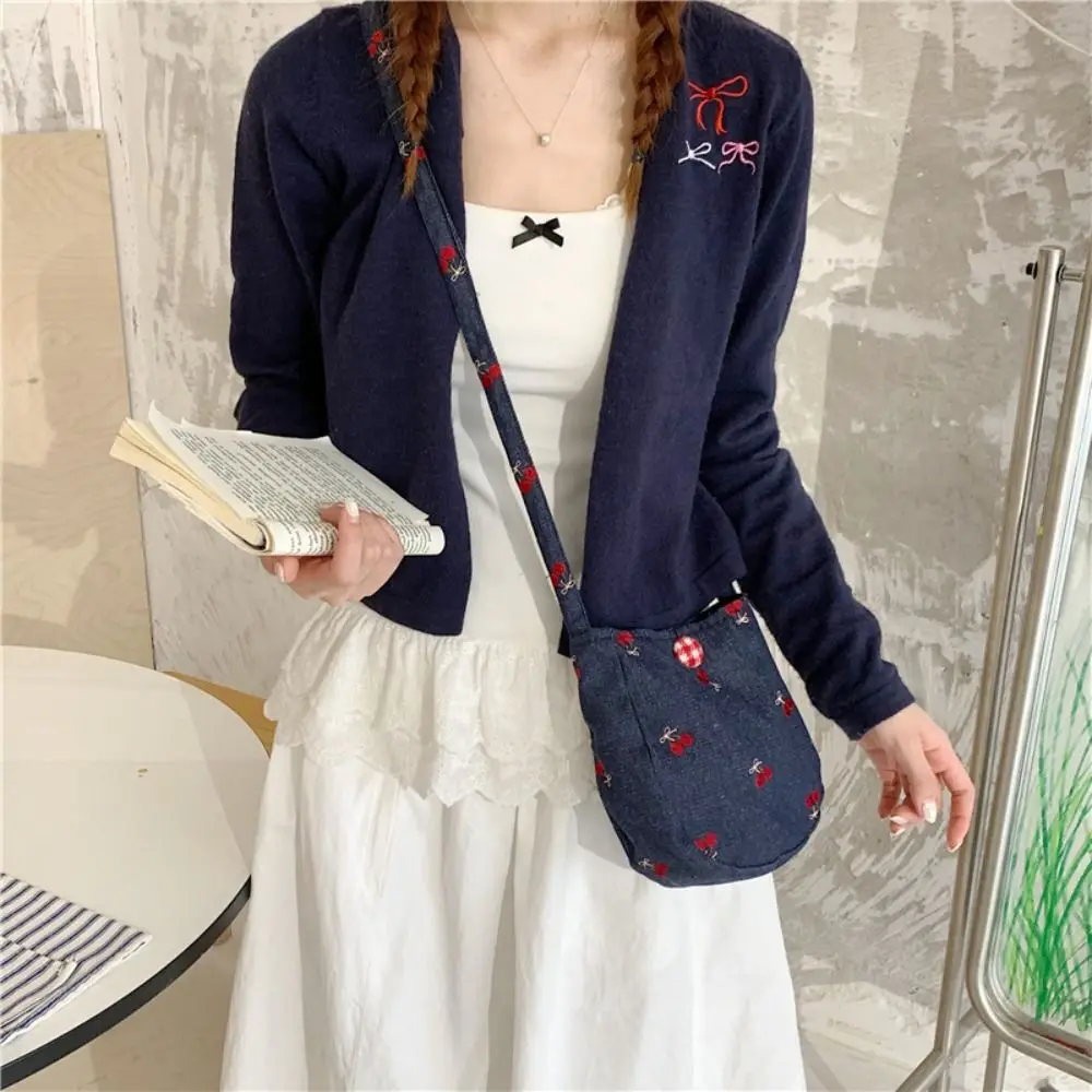 

Y2K джинсовая холщовая сумка в стиле кантри, большая вместительная сумка через плечо с вышивкой вишни, милая джинсовая сумка-мессенджер, уличная сумка