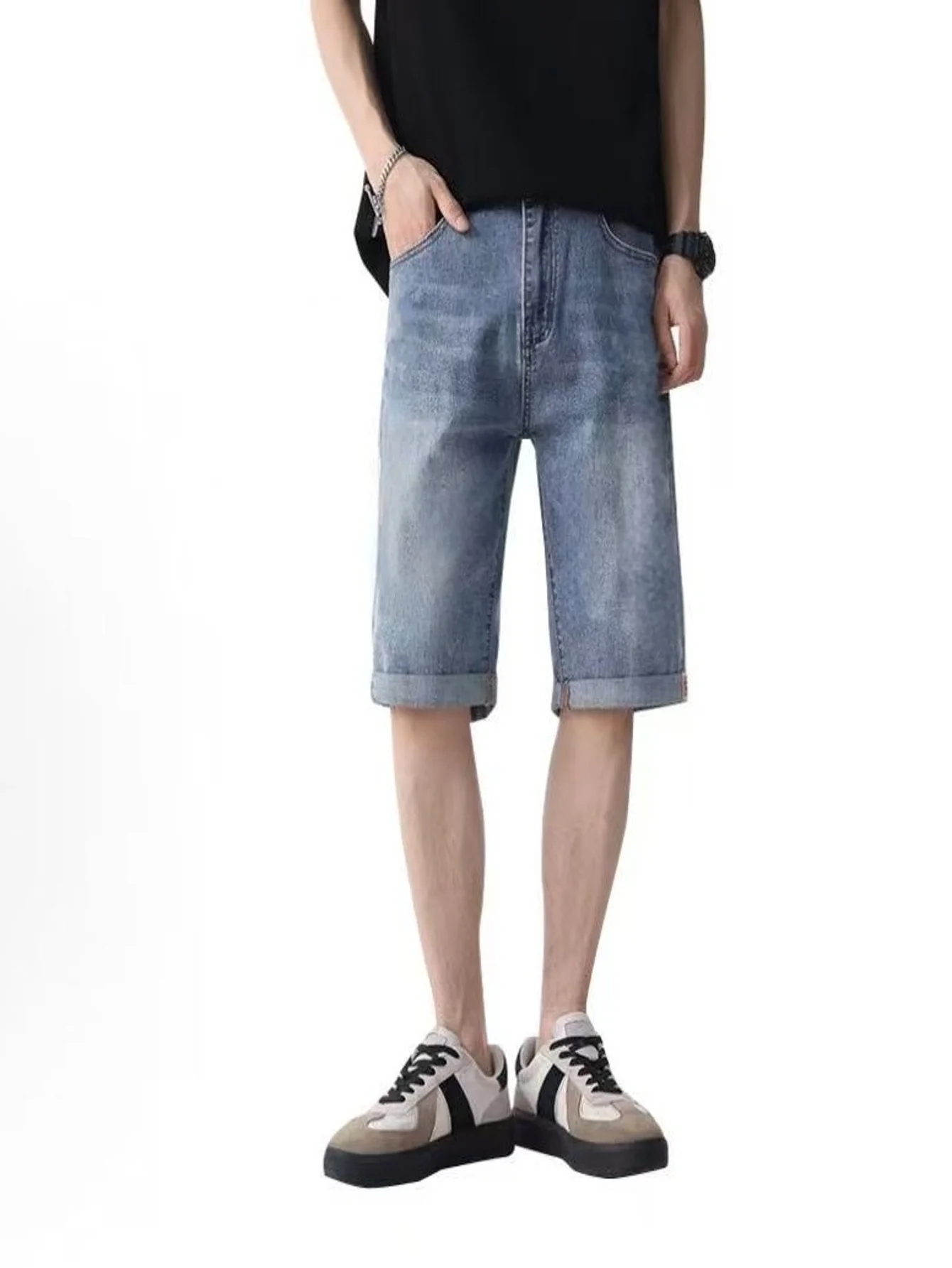 

Мужские синие джинсовые шорты скинни стрейч оригинального стиля. Без аксессуаров и ремней.