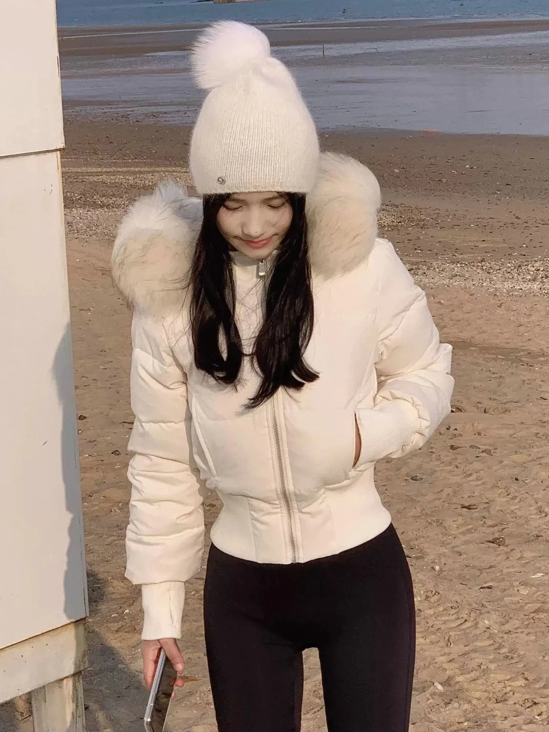 

Пальто-парка женское коричневое, утепленное шерпой, с капюшоном, длинное, с карманами, черное, с мехом, элегантное, простое, приталенное, на пуговицах